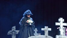 Nominacija &bdquo;Ry&scaron;kiausia spektaklio scenografija&ldquo; skirta dailininkams Lolitai Rūgytei ir Romualdui Drazdauskui