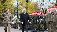 Lenkijos gynybos viceministras Czeslawas Mroczekas (civiliais drabužiais) prie&scaron;ais Lenkijos armijos rikiuotę