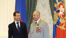 Dmitrijus Medvedevas apdovanojo Dmitrijų Jazovą.