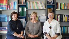 Pačiame Lietuvos Nepriklausomybės prie&scaron;au&scaron;ryje &scaron;ios anglų kalbos mokytojos (i&scaron; kairės Izolina Kri&scaron;čiūnienė, Virgilija Bobinienė, Gražina Biržietienė kartu su savo kolege Milda Bernadi&scaron;iene įkūrė tų laikų startuolį &ndash; Kalbų mokyklą