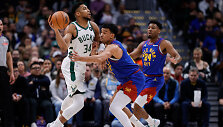 Giannis Antetokounpo (kairėje)