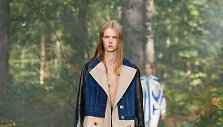 &bdquo;Burberry&ldquo; 2021 m. pavasario ir vasaros kolekcijos modelis