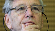 Amos Oz