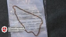 Trys vyrai, susigundę istorijomis apie palaidotą vyrą su stora auksine grandine, ryžosi i&scaron;kasti kapą.