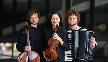 Smuikininkė Dalia Dėdinskaitė, violončelininkas Glebas Py&scaron;niakas ir akordeonininkas Tadas Motiečius.