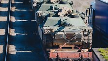 Į Gaižiūnų geležinkelio stotį atvykusi JAV karinė technika (tankai &bdquo;Abrams&ldquo;) ruo&scaron;iami transportavimui į Ruklos karinėje įguloje esančius padalinius.