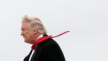 Būsimas JAV prezidentas Donaldas Trumpas i&scaron;lipa i&scaron; savo privataus lėktuvo