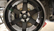 Stabdžiai pasirinkti pagal svorio ir efektyvumo santykį: lengviausia, ką įmanoma rasti pagal diametrą sprinto tipo lenktynėms. Priekyje 365 mm, gale &ndash; 343 mm