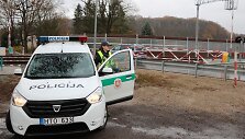 Ant pervažos užstrigusio automobilio vairuotojui padėjo Kauno pareigūnės