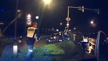 Dideliu greičių sprukęs BMW vairuotojas rėžėsi į &scaron;viesoforą