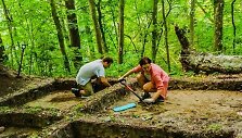 Archeologai, kasinėdami neseniai mokslininkų bendruomenės &bdquo;atrastą&ldquo; Kukuli&scaron;kių piliakalnį, aptiko įdomių radinių: gintaro, keramikos, grūstuvę.