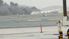 Avariniu būdu nusileidęs ir užsidegęs lėktuvas Dubajaus oro uoste