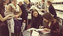 Kristina Sabaliauskaitė ra&scaron;o autografus