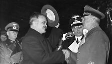 Viačeslavas Molotovas sveikinasi su Joachimu von Ribbentropu Berlyne.