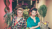 Floristė &Scaron;viesa Vink&scaron;nelė (kairėje) ir &bdquo;Selfstation&ldquo; studijos įkūrėja ir vadovė Jurgita Malakauskaitė 