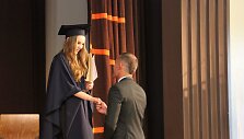 Vie&scaron;os sužadėtuvės diplomų įteikimo &scaron;ventėje &ndash; staigmena mylimajai