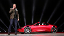 Elonas Muskas, &bdquo;Tesla Motors&ldquo; vadovas, savo vy&scaron;ninį &bdquo;Tesla Roadster&ldquo; paleis į kosmosą