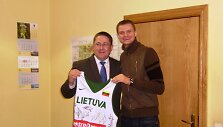 Palangos merui &Scaron;arūnui Vaitkui Renaldas Seibutis įteikė mar&scaron;kinėlius su autografais.
