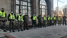 &Scaron;auliai prie&scaron; budėjimą prie būstinės