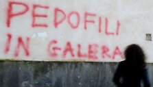Pedofilai smerkiami grafiti užra&scaron;uose.