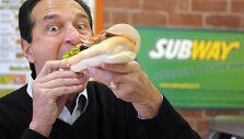 Vienam &bdquo;Subway&ldquo; tinklo sumanytojų, milijardieriui Fredui DeLuca, dėl skundų gali tekti patu&scaron;tinti ki&scaron;enę.