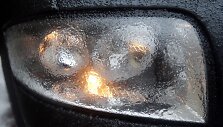 Lijundra ir &scaron;altis ledu padengė ir automobilius, ir kelius. 