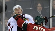 Ryanas Suteris (Minnesota Wild) ir Jonathanas Toewsas (Chicago Blackhawks)