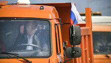 Putinas sunkvežimiu pervažiavo naujuoju tiltu į aneksuotą Krymą
