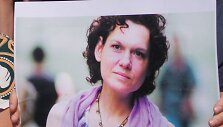 Protestuotoja laiko Asli Erdogan nuotrauką