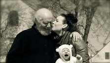 "I&scaron; meilės tėčiui" parodoje eksponuojama ir aktoriaus Vytauto Pauk&scaron;tės bei jo dukters Ados ir vaikaičio fotografija. 