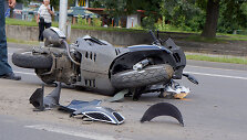 Motoroleris atsitrenkė į troleibusą
