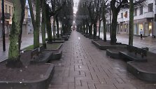 Lietingas &scaron;e&scaron;tadienis Laisvės alėjoje