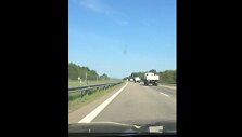 Penktadienio vakarą automagistralėje į Klaipėdą vairuotojų dėmesį atkreipė vilkstinė naujų rusi&scaron;kų sunkvežimių