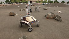 NASA K10 robotas atlieka pavir&scaron;iaus apžiūrėjimo darbus su integruotomis kameromis ir lazerio sistema