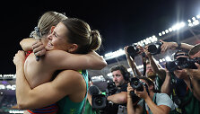 Nina Kennedy (de&scaron;inėje) ir Katie Moon pasidalino pasaulio lengvosios atletikos čempionato auksą. 