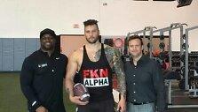 Tautvydas Kieras (vid.) su agentu Marku Hennessu (de&scaron;) ir profesionaliu NFL treneriu Travelle'u Gainesu