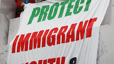 Plakatas skelbia &bdquo;Apginkite imigrantų jaunimą&ldquo;
