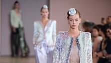 &bdquo;Giorgio Armani Priv&eacute;&ldquo; 2019&ndash;2020 m. rudens ir žiemos auk&scaron;tosios mados kolekcijos modelis