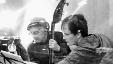 Balys Petras Simaitis ir Titas Petrikis (de&scaron;ineje)  prie kontraboso partijos filmo įra&scaron;ų metu