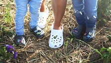Kas trečias lietuvis jau ne&scaron;ioja &bdquo;Crocs&ldquo; batus?
