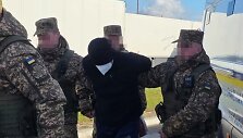 Lietuvai perduotas karo nusikaltimais Ukrainoje įtariamas rusų jūrų pėstininkas / Ukrainos prokuratūros nuotr.