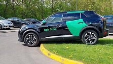 Bolt Drive automobilis, paliktas ant žolės