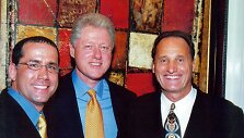 Albertas Scaglione (de&scaron;inėje) su prezidentu Billu Clintonu