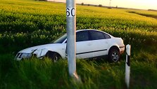 Automagistralėje ties Giraite &bdquo;Passat&ldquo; atsitrenkė į stulpą