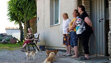 &bdquo;Tiek metų čia gyvename kaime atsipalaidavę, kur dabar turim keltis? Į miestą tai mes nė viena nenorime&ldquo;, - tvirtino Kopūstų kaimo gyventojos