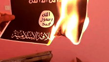 Deginama &bdquo;Islamo valstybės&ldquo; vėliava