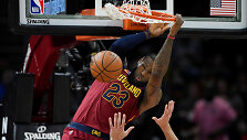 LeBronas Jamesas ir Jonas Valančiūnas