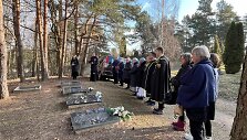 Vieni&scaron;ų žmonių laidotuvės Karveli&scaron;kių kapinėse