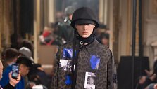 &bdquo;Raf Simons&ldquo; 2019&ndash;2020 m. rudens ir žiemos kolekcijos modelis