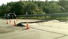 Kelias Utena-Vilnius: lūžo betono plok&scaron;tės